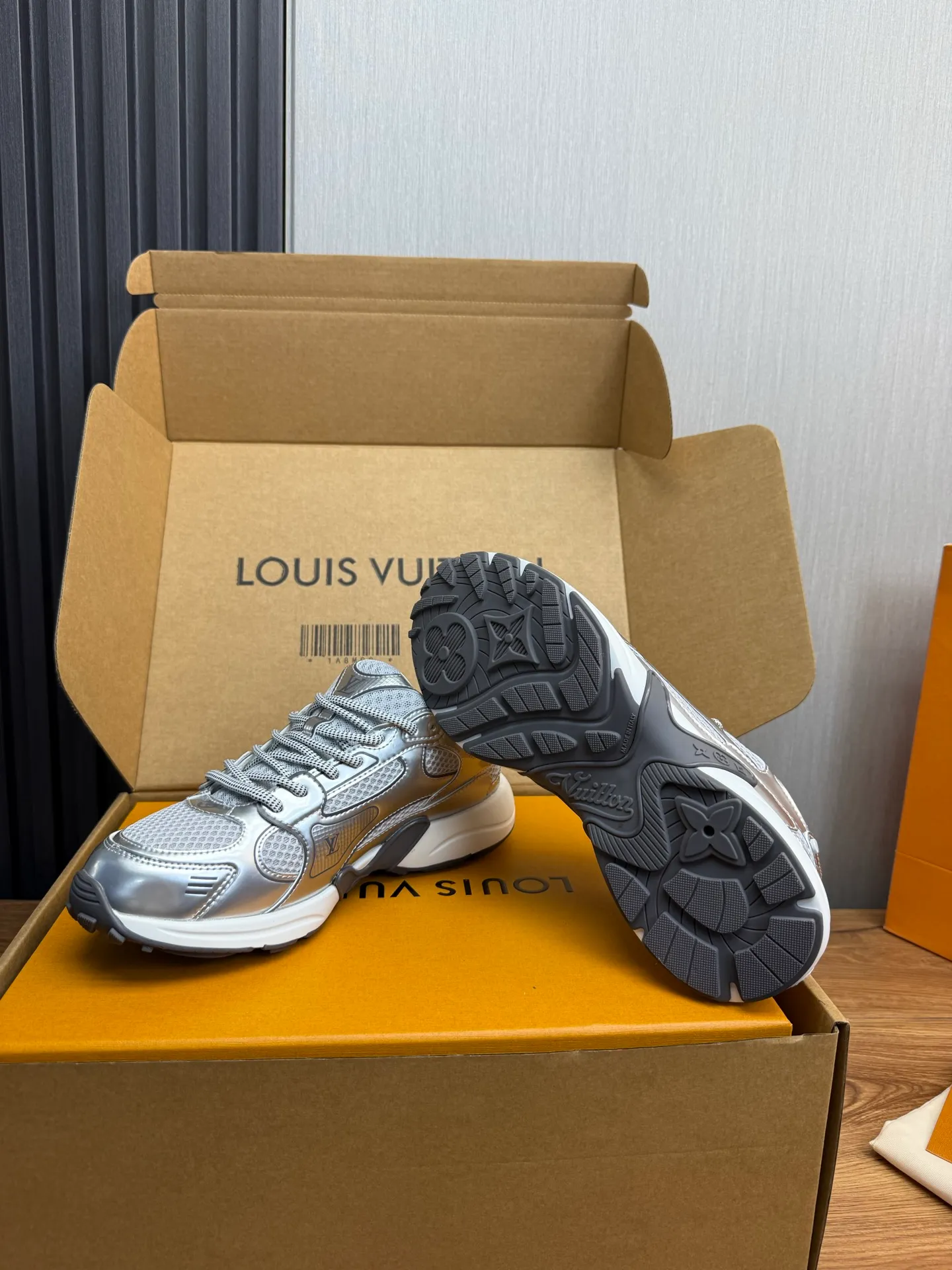 Men's shoes 💰600💰 🌈LV | Louis Vuitton 2025𝐬𝐬 🧡💚2025 spring and summer new style top version‼ ️The original version is the same. The counter specializes in the latest casual shoes. Hard goods are new🆕 🔥🔥🔥Top version: Couple model LV Louis Vuitton L House Donkey brand The latest Olympia series Couple model Silver Horn King Casual sneakers Running shoes This LV Olympia sneaker combines mesh fabric and metallic synthetic leather and other technical fabrics to reinterpret the classic running shoe design with a neat and simple design. Lightweight EVA outsole provides a stretchy fit. Rich details such as Monogram embossing and LV letters establish recognition. Exquisite packaging at the delivery counter 🛍📦 ▪️Fabrics: Original imported technical fabric + mesh ▪️Inner lining: Original customized breathable mesh ▪️Sole: Original molded rubber foam material ▪️Sole thickness: 3.5CM ▪️Size: 35--45 (customized for women 40 and men 45)